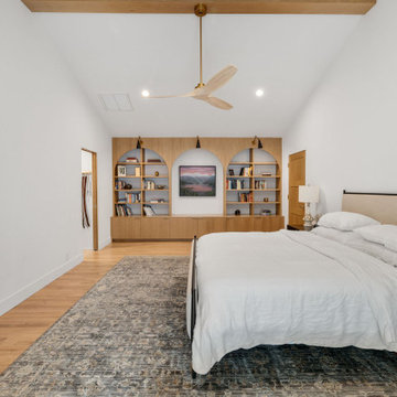 Bedroom, arched built-in wall — 90s Fixer, Reno interior design by Find Design