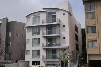 ロサンゼルスにあるお手頃価格の中くらいなコンテンポラリースタイルのおしゃれな住まいの写真