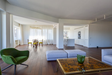 Idee per un soggiorno minimal con pareti bianche e parquet scuro