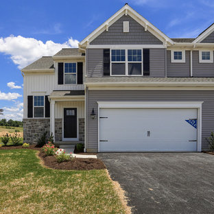 Новые идеи обустройства дома: большой, двухэтажный фасад дуплекса серого цвета в стиле современная классика с комбинированной облицовкой, двускатной крышей и крышей из гибкой черепицы