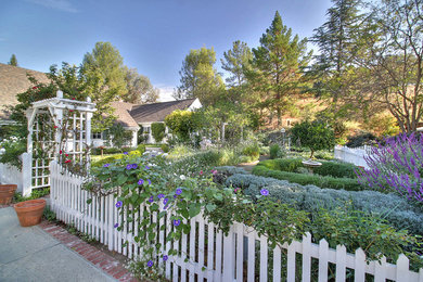 Inspiration for a farmhouse landscaping in San Francisco.