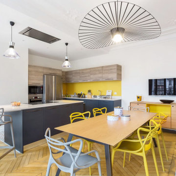 Cuisine avec façade anthracite et bois sur fond de mur jaune