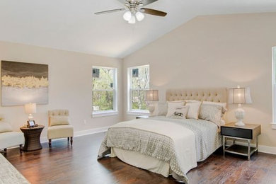 Imagen de dormitorio principal y abovedado tradicional grande con paredes blancas, suelo de madera oscura y suelo marrón