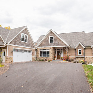 Inredning av ett rustikt stort brunt stenhus, med två våningar