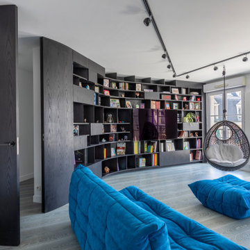 Une bibliothèque singulière dans une pièce de vie agrandie