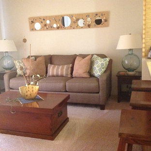 Esempio di un piccolo soggiorno tropicale con pareti bianche, parquet chiaro, camino classico e cornice del camino in pietra