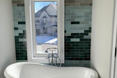 トロントにあるモダンスタイルのおしゃれな浴室 (シャワー付き浴槽	、サブウェイタイル、磁器タイルの床) の写真