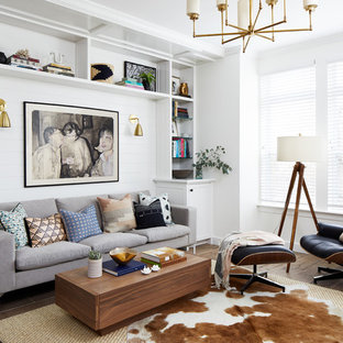 Inspiration för små moderna allrum med öppen planlösning, med en hemmabar, vita väggar, klinkergolv i porslin och brunt golv