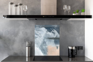 Modelo de cocina gris y blanca contemporánea de tamaño medio con salpicadero multicolor, salpicadero de vidrio templado y electrodomésticos de colores