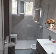 Avant / Après - Rénovation d'une salle de bain avec baignoire et douche à  Lunel dans l'Hérault - Inside by SP
