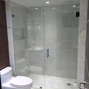 Ispirazione per una piccola stanza da bagno con doccia minimalista con WC monopezzo, pavimento bianco, doccia alcova, piastrelle bianche, piastrelle di marmo, pareti bianche, lavabo integrato, top in quarzo composito, porta doccia a battente, ante lisce, ante bianche e pavimento in marmo