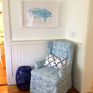 Immagine di un piccolo soggiorno stile marinaro chiuso con sala formale, pareti bianche, pavimento in legno massello medio, nessun camino e nessuna TV