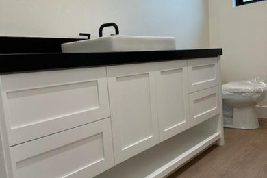 Example of a bathroom design in Orange County