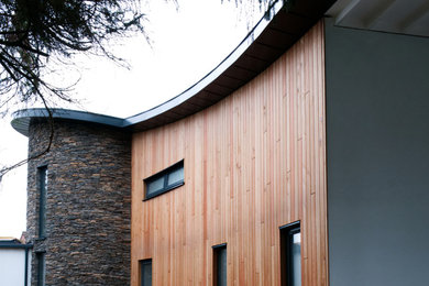 Mittelgroßes, Dreistöckiges Modernes Einfamilienhaus mit Mix-Fassade, Satteldach und Misch-Dachdeckung in Buckinghamshire