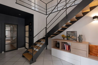This is an example of a medium sized modern foyer in Lyon with a single front door and a white front door.