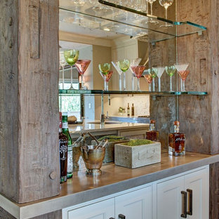ニューヨークの小さいトラディショナルスタイルのおしゃれなホームバー (シンクなし、シェーカースタイル扉のキャビネット、白いキャビネット、コンクリートカウンター、ミラータイルのキッチンパネル) の写真