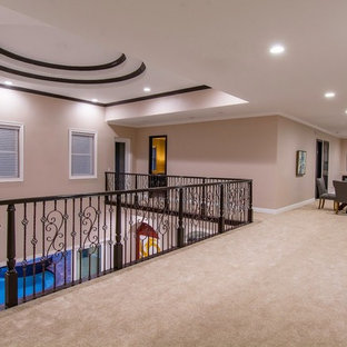 Idéer för mycket stora vintage hallar, med beige väggar och heltäckningsmatta