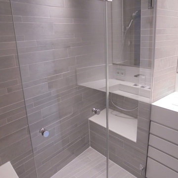 kleine Bäder. Bodengliche Dusche mit Sitzbank