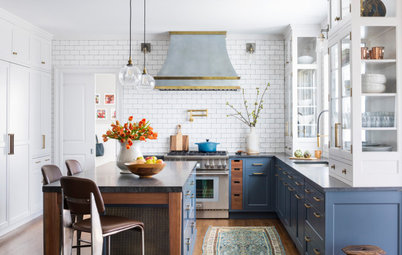 Kitchen of the Week: A Balanced Mix of Blue, White and Walnut