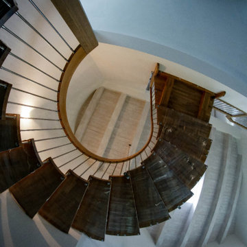 Scala in legno autoportante con corrimano elicoidale