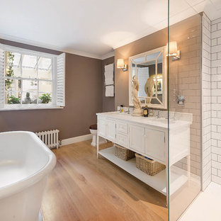 Bäder mit hellem Holzboden und Marmor-Waschbecken/Waschtisch Ideen