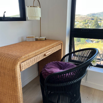 Cozy corner, natural and black rattan and fringes!