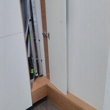Le placard permet de ranger planche à repasser et un escabeau.