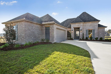 Example of a transitional exterior home design in New Orleans