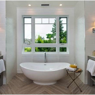 Idee per una grande stanza da bagno per bambini moderna con top in pietra calcarea, piastrelle bianche, piastrelle in gres porcellanato, pareti bianche e pavimento in pietra calcarea