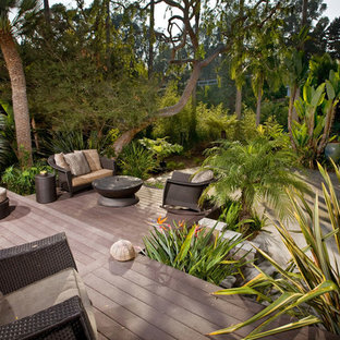 サンディエゴの大きいトロピカルスタイルのおしゃれな裏庭のデッキ (日よけなし) の写真