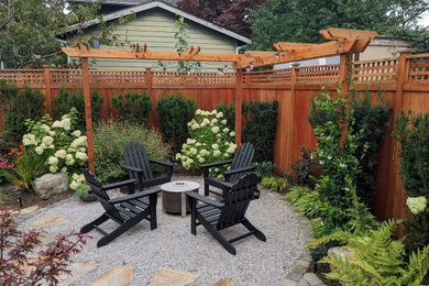 Diseño de patio de estilo americano pequeño en patio trasero con brasero, granito descompuesto y pérgola