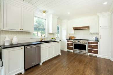 Example of a kitchen design in Cleveland