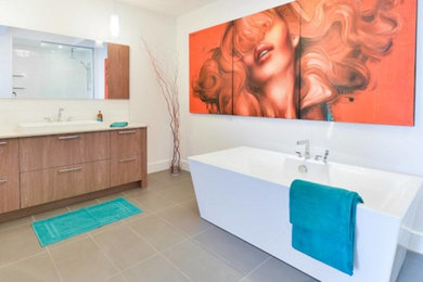 Example of a minimalist bathroom design in Montreal
