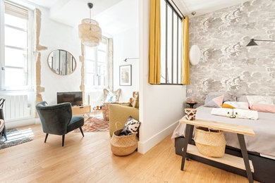 Idée de décoration pour une petite chambre design avec un mur blanc, parquet clair et un sol beige.