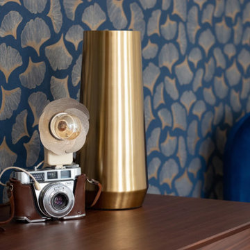 Lampe laiton et papier peint à motifs bleu et doré
