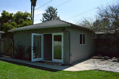 Example of a home office design in Los Angeles