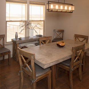 サンルイスオビスポの中サイズのトランジショナルスタイルのLDKの画像 (ベージュの壁、無垢フローリング、暖炉なし、茶色い床)