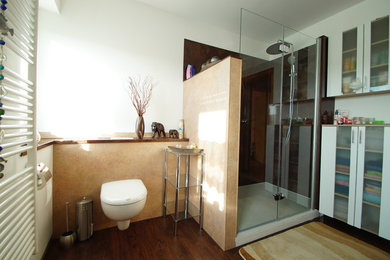 Modernes Badezimmer mit Duschnische und Wandtoilette in Nürnberg