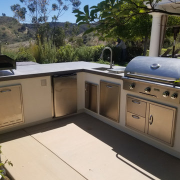 modern L-shape island in Calabasas
