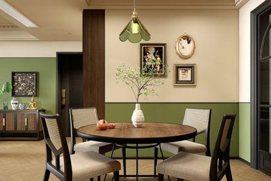 Modelo de comedor de cocina de estilo zen pequeño con paredes verdes, suelo de contrachapado y suelo amarillo