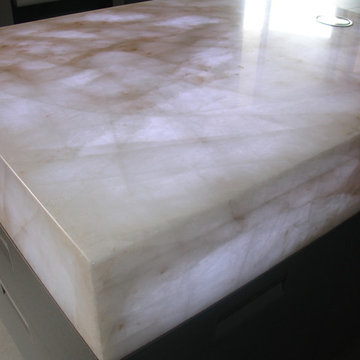Cristallo quartzite mitred island with popup power sockets and internal lighting