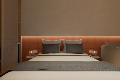 Modelo de dormitorio principal mediterráneo de tamaño medio con paredes blancas y suelo de madera clara