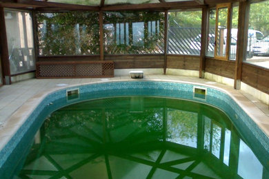 Immagine di una grande piscina a sfioro infinito country rettangolare in cortile con una dépendance a bordo piscina e piastrelle