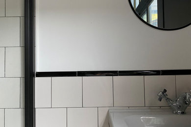 Exemple d'une petite maison chic.