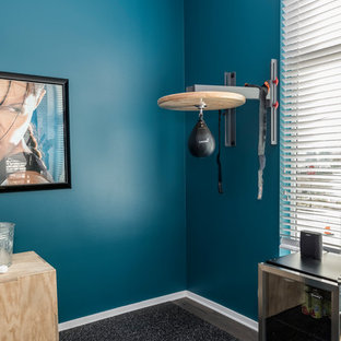 シアトルの中サイズのモダンスタイルのおしゃれなトレーニングルーム (青い壁、コルクフローリング、黒い床) の写真