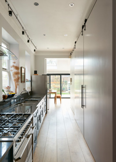 Modern Kitchen by IMBY3 Architecture & Design