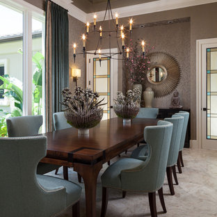 Klassisches Esszimmer mit grauer Wandfarbe, beigem Boden und Teppichboden in Miami