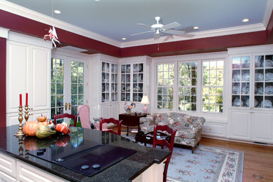 Example of a classic kitchen design in Richmond