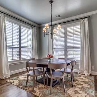 オクラホマシティの中サイズのトランジショナルスタイルのLDKの画像 (グレーの壁、濃色無垢フローリング、茶色い床)