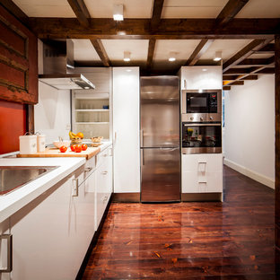 Küchen mit Mineralwerkstoff-Arbeitsplatte und Küchenrückwand in Rot